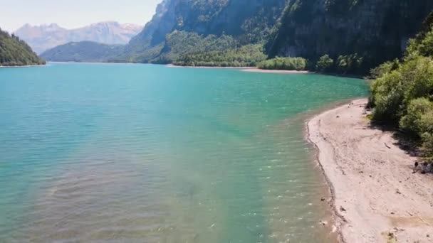 Rowerzysta Górski Nad Jeziorem Jedzie Przejażdżkę Kamienistej Plaży — Wideo stockowe