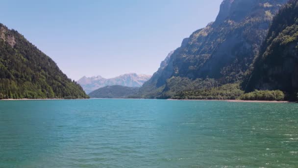 Drone Shot Van Een Wit Strand Helder Blauw Water Zwitserland — Stockvideo