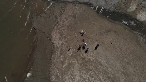 Drohnenlandung Einem Strand Der Schweiz Mit Aufblickenden Menschen — Stockvideo