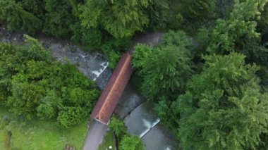 Kanton Zug 'daki Lorze Nehri üzerindeki eski ahşap köprü.