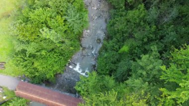 Kanton Zug 'daki Lorze Nehri üzerindeki eski ahşap köprü.