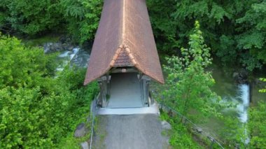 Kanton Zug 'daki Lorze Nehri üzerindeki eski ahşap köprü.