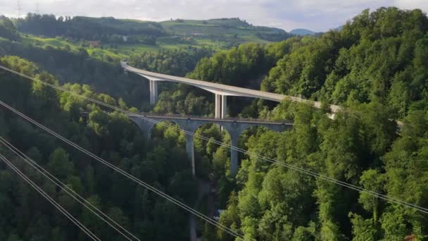 スイスのツーク川に架かる2つの橋 — ストック動画