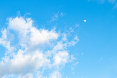 Bulutlu mavi gökyüzü