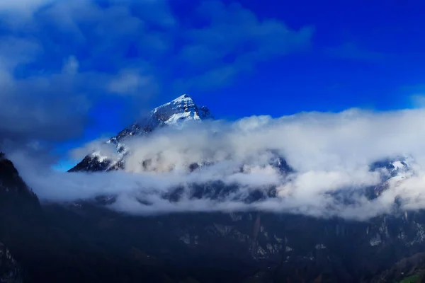 瑞士布伦南附近的云山与湖泊的前景 免版税图库图片