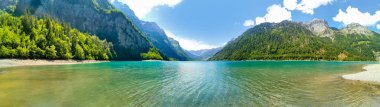 İsviçre dağları ve göl. Manzaralı Alpler ve şerit manzaralı. Seyahat ve açık hava yaşam tarzı