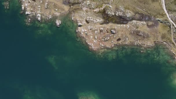 无人机在瑞士格里姆塞尔帕斯上空2168米处飞行 背景中的智慧湖和阿尔卑斯山 — 图库视频影像