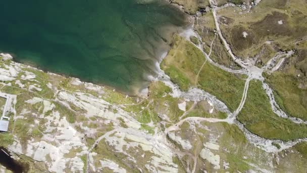无人机在瑞士格里姆塞尔帕斯上空2168米处飞行 背景中的智慧湖和阿尔卑斯山 — 图库视频影像