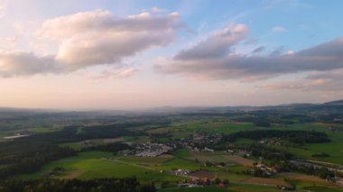 Yeşil ve brwon çiftlik arazisi. Drone görünümü