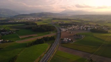 Yeşil ve brwon çiftlik arazisi. Drone görünümü