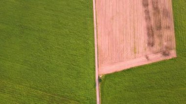 Yeşil ve brwon çiftlik arazisi. Drone görünümü