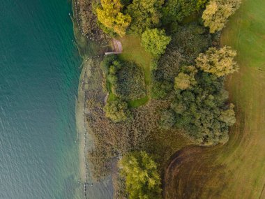 Göl kenarındaki otlağın drone görüntüsü. Boşluğu kopyala