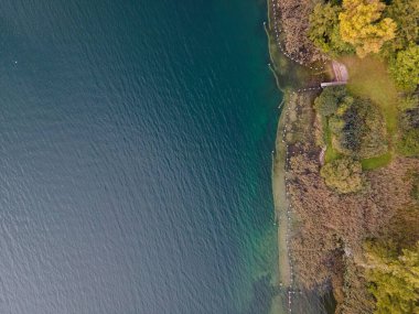 Suyun üzerinde İHA atışı. Gölün arka planı. Kuşlar görünümü