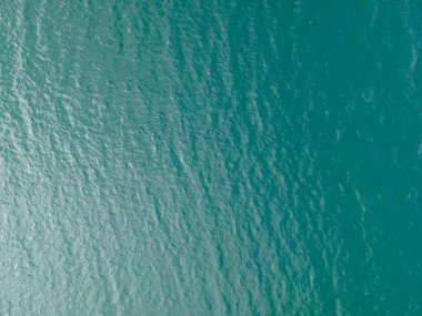 Suyun üzerinde İHA atışı. Gölün arka planı. Kuşlar görünümü