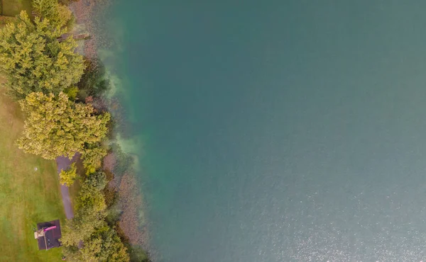Drone Disparado Sobre Água Fundo Lago Vista Das Aves — Fotografia de Stock