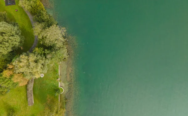 Een Drone Schot Boven Water Achtergrond Van Het Meer Zicht — Stockfoto