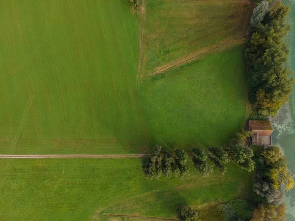 Drone Tiro Pasto Perto Lago Espaço Cópia — Fotografia de Stock