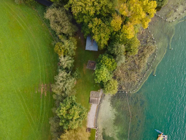 Drone Shot Weiland Buurt Van Een Meer Kopieerruimte — Stockfoto