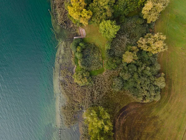 Drone Shot Weiland Buurt Van Een Meer Kopieerruimte — Stockfoto