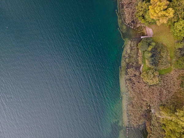 Drone Disparado Sobre Água Fundo Lago Vista Das Aves — Fotografia de Stock