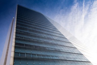 Modern ofis binası ile yansıtıcı cam cephe