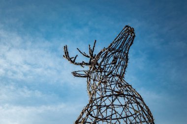 Noel ışıkları mavi gökyüzünde Ren geyiği modeli yapılmış