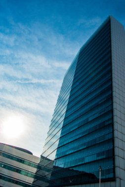 Modern ofis binası ile yansıtıcı cam cephe