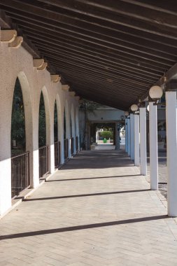 Güneşli bir günde bir çatı yürüme yolu