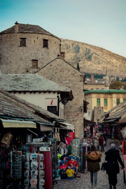 Old Town birçok Hediyelik eşya dükkanları ile yürürken insanlar