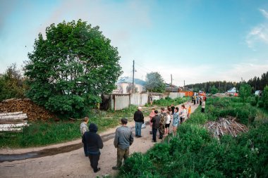 İnsanlar durup yangını söndürmeye bakıyorlar, bir sürü duman.