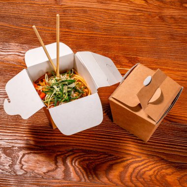 Tahta masadaki bir kutuda erişte.