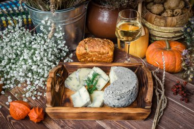 Kahvaltı için hazır bir tabakta leziz küflü peynir dilimleri.