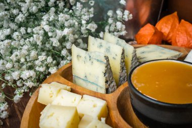 Dilimlenmiş peynir kahvaltı için hazır.