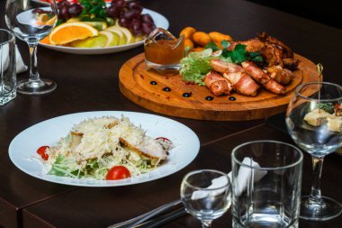 Bir restoranda, masada beyaz tabakta Sezar salatası.