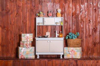 Pembe kapılı beyaz oyuncakları olan kızlar için çocuk oyunu seti