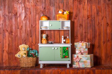 Beyaz ve yeşil kapılı oyuncakları olan kızlar için mutfak takımı