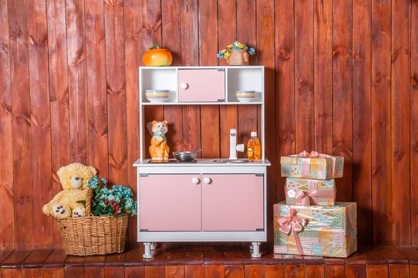 Pembe çocuk mutfağı oyuncakları olan kızlar için.