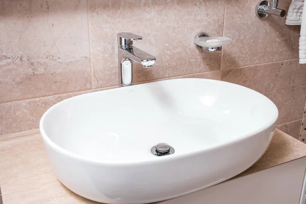 Kar beyazı parlayan lavabo, evdeki banyo ekipmanları, otel.
