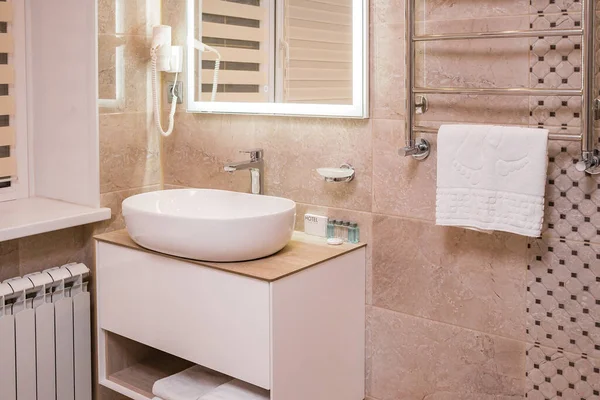 Bir Apartman Dairesinde Bir Otelde Güzel Bir Banyo — Stok fotoğraf