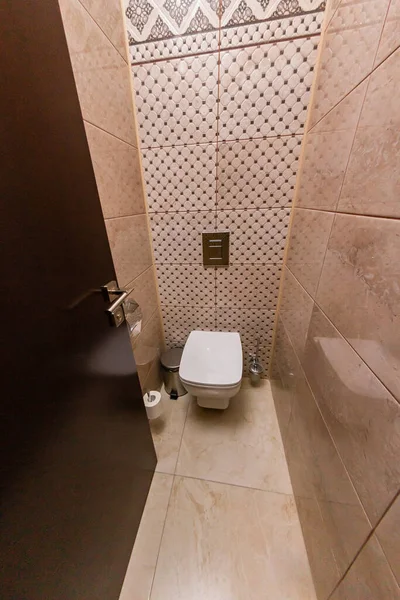 Dairenin Banyosunda Tuvalet Olan Parlak Bir Tuvalet Otel — Stok fotoğraf
