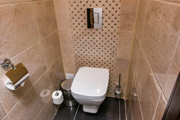Dairenin Banyosunda Tuvalet Olan Parlak Bir Tuvalet Otel — Stok fotoğraf