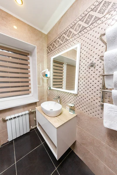 Bir apartman dairesinde, bir otelde güzel bir banyo.