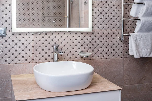 Kar beyazı parlayan lavabo, evdeki banyo ekipmanları, otel.