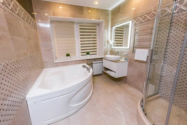 Bel Intérieur Une Salle Bain Avec Jacuzzi Dans Appartement Hôtel — Photo