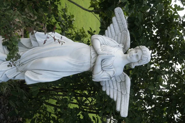 Estatua Blanca Ángel Con Manos Oración — Foto de Stock