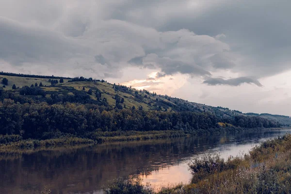Doğanın manzaraları gölde ve ormanda gün batımları