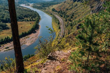 Nehir kıyısındaki dağ uçurumları