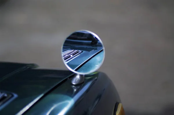 Eski Arabanın Önündeki Ayna — Stok fotoğraf