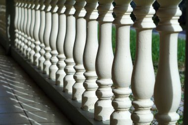 Toplantı odasının dışındaki güneşli teras.