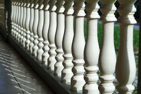 Toplantı odasının dışındaki güneşli teras.